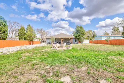 Exterior - 421 Las Lomas Dr, Elgin, TX 78621 photo 2 of 8