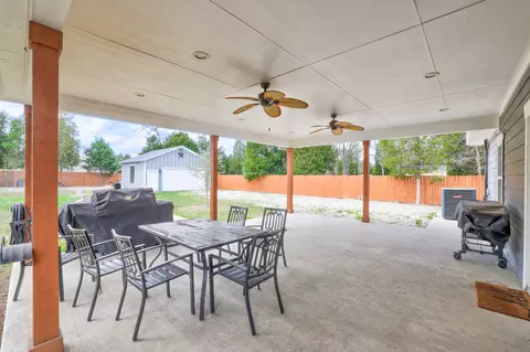 Exterior - 421 Las Lomas Dr, Elgin, TX 78621 photo 4 of 8