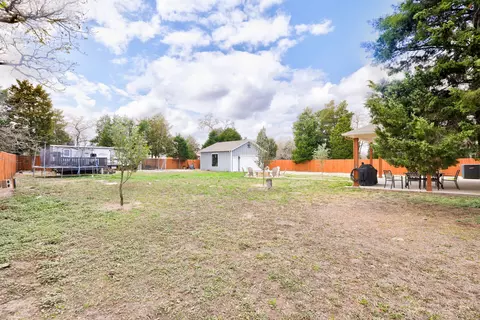 Exterior - 421 Las Lomas Dr, Elgin, TX 78621 photo 6 of 8