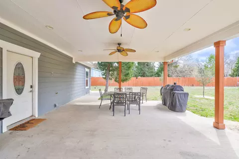 Exterior - 421 Las Lomas Dr, Elgin, TX 78621 photo 5 of 8