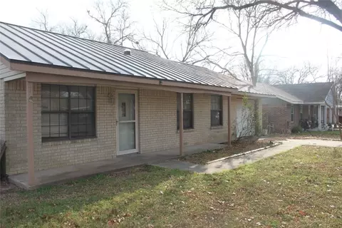 1504 Lakeview Dr, Lockhart, TX 78644