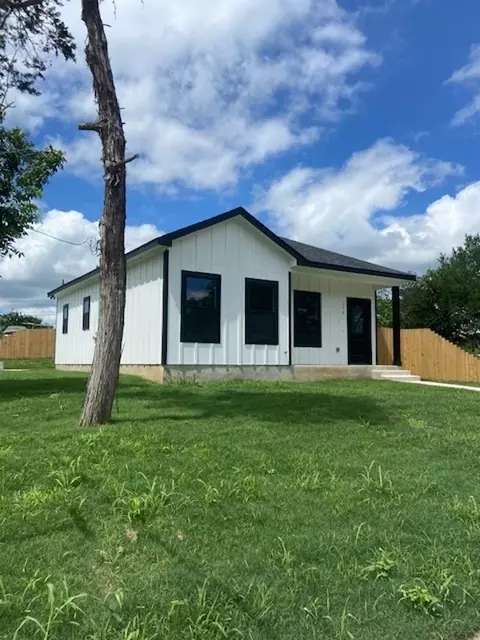 Exterior - 116 Field St, Luling, TX 78648 photo 2 of 10