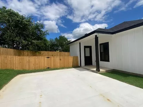 Exterior - 116 Field St, Luling, TX 78648 photo 7 of 10