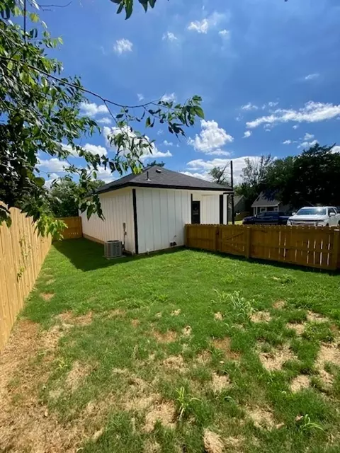 Exterior - 116 Field St, Luling, TX 78648 photo 4 of 10