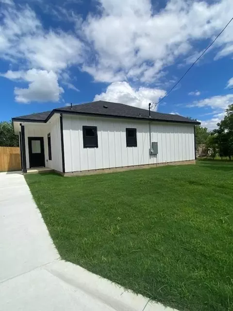 Exterior - 116 Field St, Luling, TX 78648 photo 9 of 10