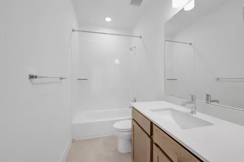 Bath - 1012 Brickell Loop # B, Austin, TX 78744 photo 3 of 3