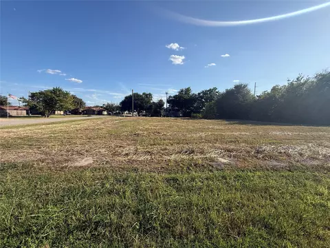 311 E Clark St, Bartlett, TX 76511 photo 3