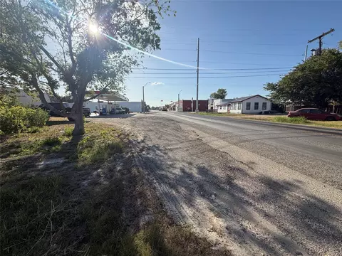 311 E Clark St, Bartlett, TX 76511 photo 4
