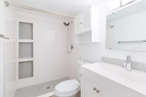 Bath - 2302 E Side Dr #11, Austin, TX 78704 photo 4 of 5