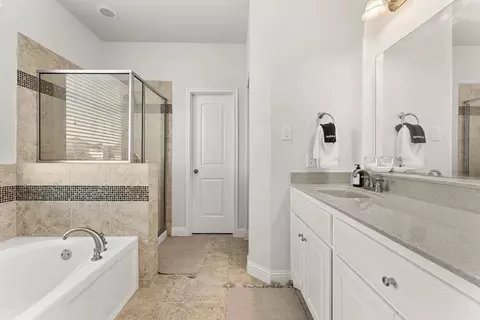 Bath - 11005 Desert Willow Loop, Austin, TX 78748 photo 2 of 5