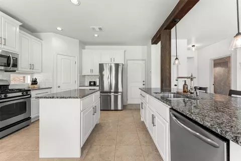 Kitchen - 11005 Desert Willow Loop, Austin, TX 78748 photo 7 of 8