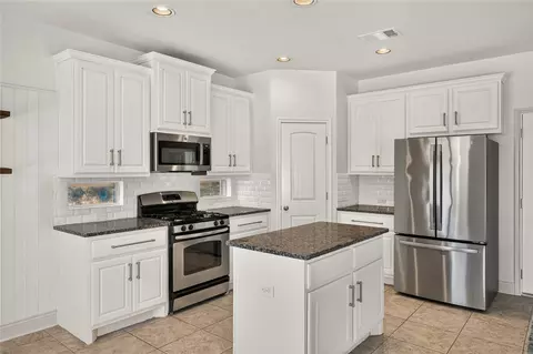 Kitchen - 11005 Desert Willow Loop, Austin, TX 78748 photo 5 of 8