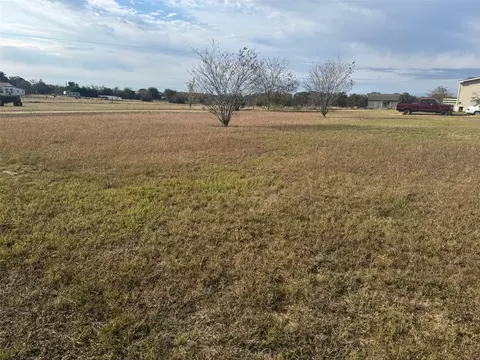 902 9th St, Lexington, TX 78947