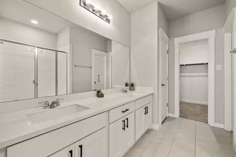 Bath - 2233 Calvert Dr, Leander, TX 78641 photo 2 of 4