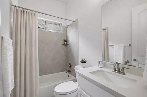 Bath - 213 Diamondback Dr, Georgetown, TX 78628 photo 3 of 4