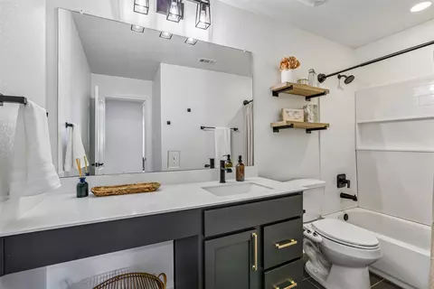 Bath - 305 Kat Garnet Dr, Kyle, TX 78640 photo 3 of 3