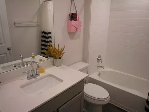 Bath - 13700 Dismuke Dr, Manor, TX 78653 photo 2 of 4