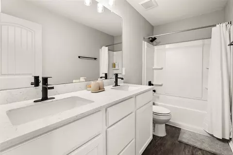 Bath - 214 Saranac Dr, Elgin, TX 78621 photo 2 of 4