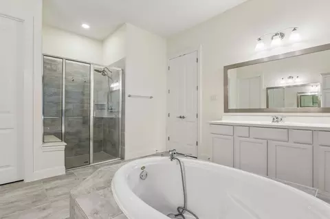 Bath - 124 Redtail Ln, Leander, TX 78641 photo 3 of 4