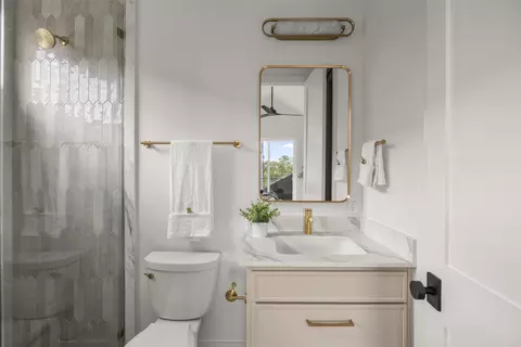 Bath - 5104 Stone Gate Dr #2, Austin, TX 78721 photo 7 of 9