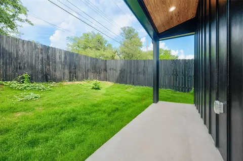 Exterior - 5104 Stone Gate Dr #2, Austin, TX 78721 photo 3 of 4