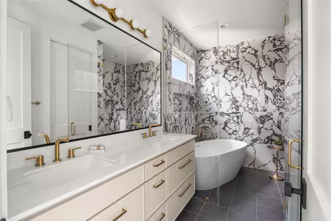 Bath - 5104 Stone Gate Dr #2, Austin, TX 78721 photo 4 of 9
