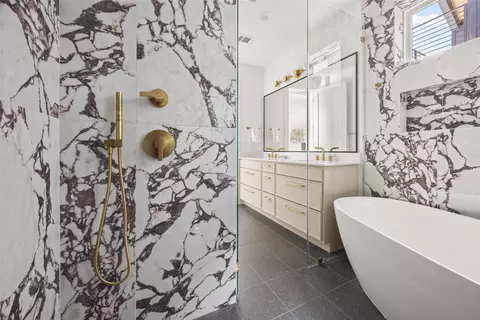 Bath - 5104 Stone Gate Dr #2, Austin, TX 78721 photo 6 of 9