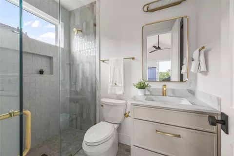 Bath - 5104 Stone Gate Dr #2, Austin, TX 78721 photo 9 of 9