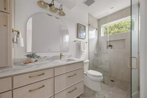 Bath - 5104 Stone Gate Dr #2, Austin, TX 78721 photo 2 of 9