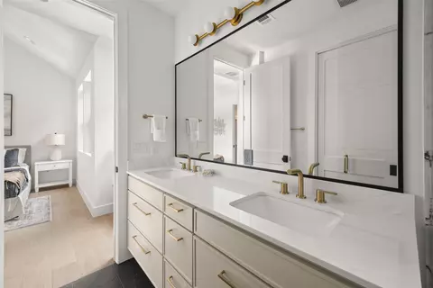 Bath - 5104 Stone Gate Dr #2, Austin, TX 78721 photo 5 of 9