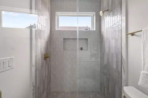 Bath - 5104 Stone Gate Dr #2, Austin, TX 78721 photo 8 of 9