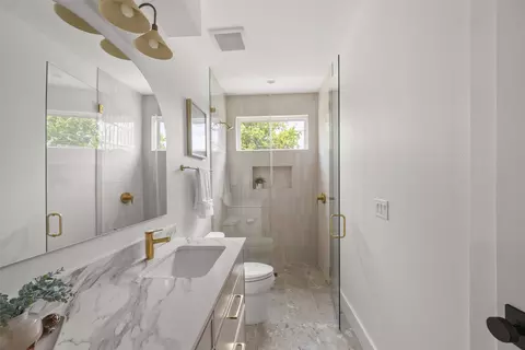 Bath - 5104 Stone Gate Dr #2, Austin, TX 78721 photo 3 of 9