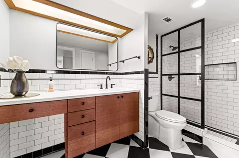 Bath - 1122 Colorado St #1202, Austin, TX 78701 photo 1 of 2