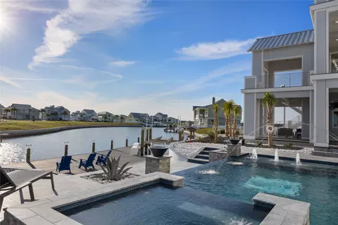 305 Estes Dr, Rockport, TX 78382