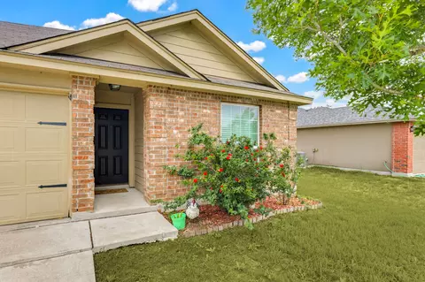 Exterior - 138 Talon Dr, Luling, TX 78648 photo 3 of 4