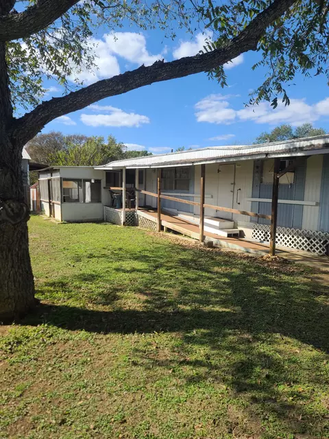 813 Hale St, Lexington, TX 78947