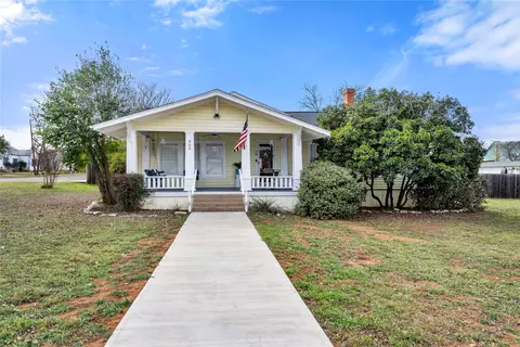 909 Flag St, Llano, TX 78643