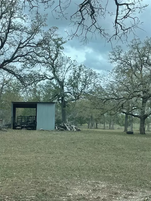 2238 Flash Cir, Luling, TX 78648 photo 4