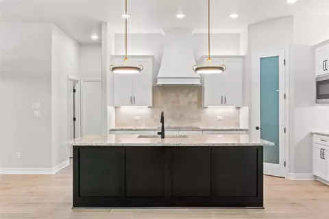 Kitchen - 637 Bald Eagle Loop, Salado, TX 76571 photo 2 of 5