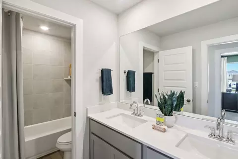 Bath - 10521 Agile Ln, Buda, TX 78610 photo 3 of 4