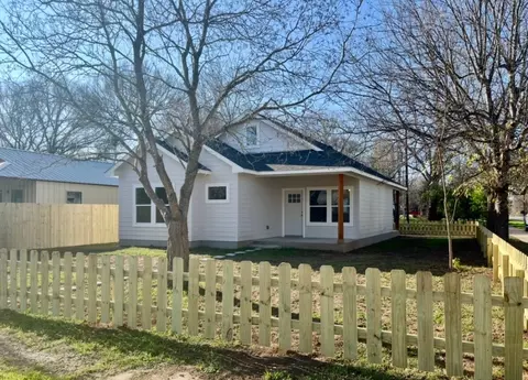 400 Washington St, Smithville, TX 78957