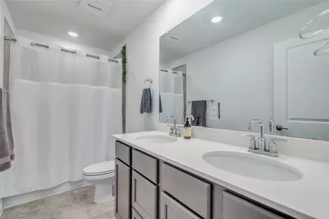 Bath - 572 Pepperbark Loop, Buda, TX 78610 photo 3 of 3