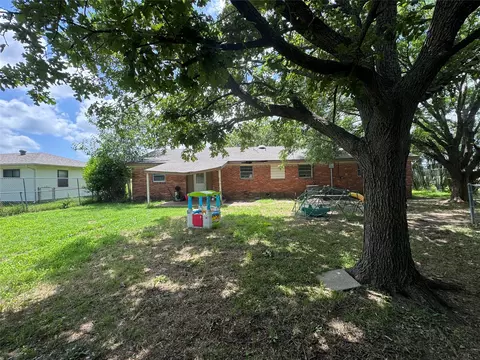 Exterior - 3041 Monroe St, Commerce, TX 75428 photo 4 of 5