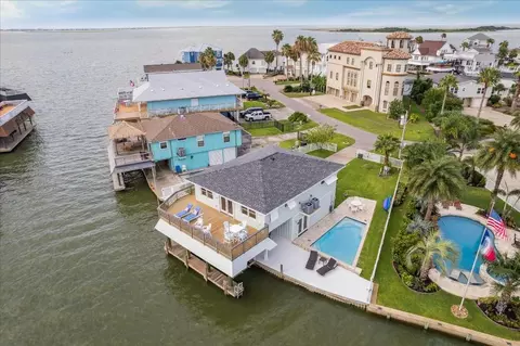 1226 Oahu Dr, Galveston, TX 77554