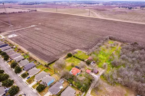 530 Continental Dr, Seguin, TX 78155