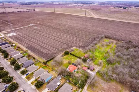 530 Continental Dr, Seguin, TX 78155