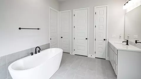 Bath - 308 Foxfire Cv, Lockhart, TX 78644 photo 3 of 4
