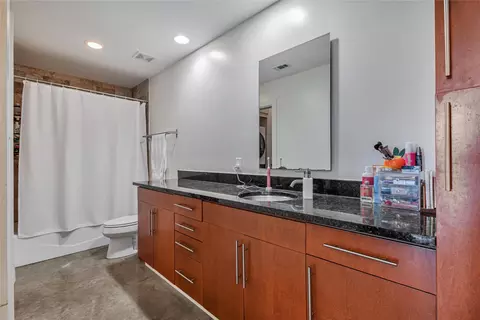 Bath - 2124 E 6th St #305, Austin, TX 78702 photo 1 of 2