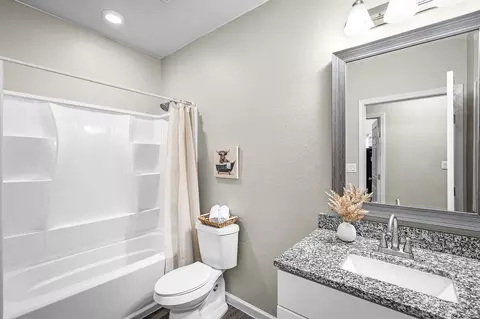 Bath - 224 Spruce Ave, Luling, TX 78648 photo 3 of 3