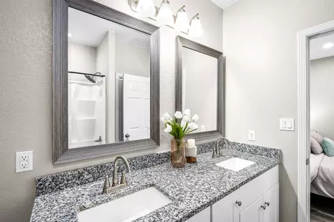 Bath - 224 Spruce Ave, Luling, TX 78648 photo 1 of 3
